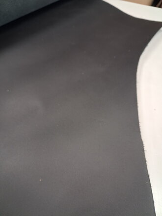 Hovädzia koža čierna matná 1,86 m2