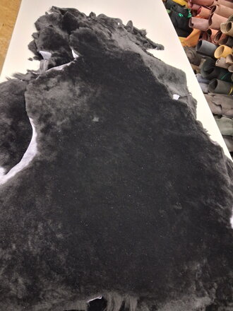 Čierna kožušina "N"