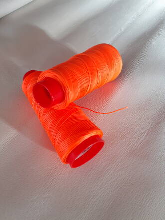 Voskovaná niť neónová oranžová, 0,8 mm