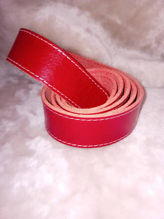 Kožený opaskový pás červený (biele prešitie)