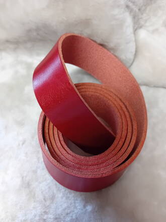 Kožený opaskový pás červený (neprešitý, hladký)
