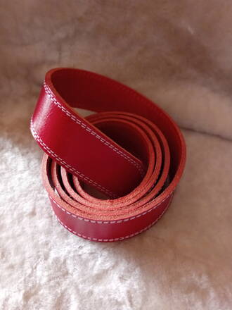 Kožený opaskový pás červený (biele šitie)